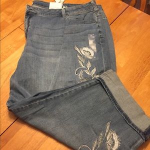 Cropped jeans with embroidery